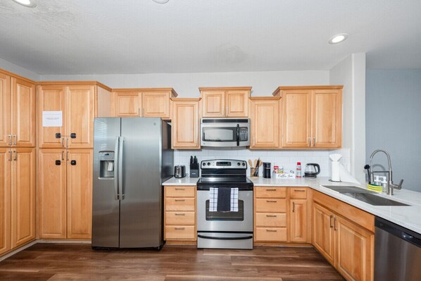 Køleskab, mikrobølgeovn, ovn, kogeplade