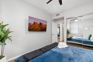 2 habitaciones, tabla de planchar con plancha y cuna de viaje