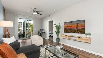 Een smart-tv en een computerscherm