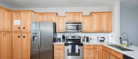 Refrigerador, microondas, horno, placa de cocina