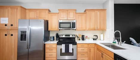 Refrigerador, microondas, horno, placa de cocina