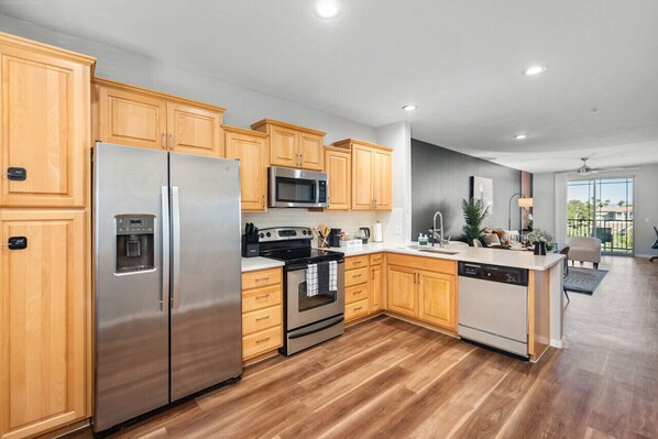 Refrigerador, microondas, horno y parrilla de estufa