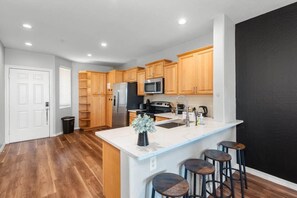 Fridge, microwave, oven, stovetop - Tempe Apartment for 8 Walk to ASU and Mill Ave (Tempe)