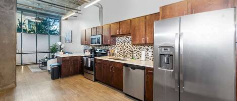 Réfrigérateur, micro-ondes, four, plaque de cuisson