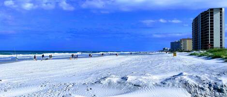 Chaises longues, serviettes de plage
