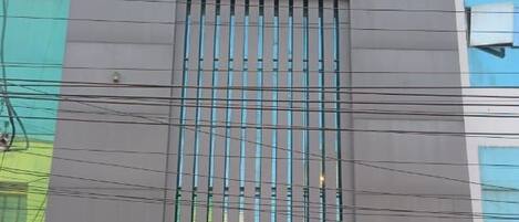 Un edificio con un letrero que indica 'DHRUV INN' y 'RS SURGICALS' debajo.