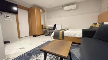 Basic Studio, Non Smoking, Kitchen | In-room safe, iron/ironing board, free WiFi