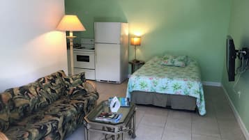 Apartment, 1 Bedroom, Kitchen, Garden View | 1 bedroom, bed sheets