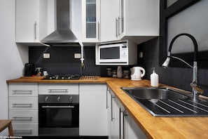 Mikrobølgeovn, ovn, kokeplater og oppvaskmaskin