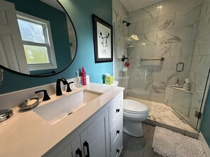 Douche, séchoir à cheveux, serviettes fournies