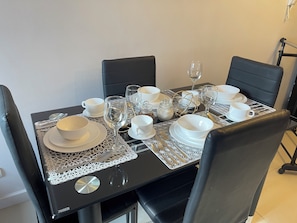 Luxury Condo, 1 Queen Bed, Balcony, Ocean View | In-room dining