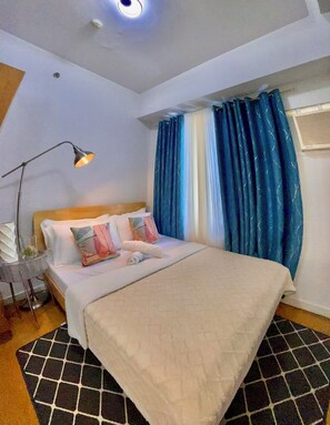 1 bedroom, desk, blackout drapes, soundproofing