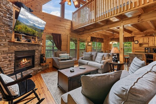 Triple Mountain View Stunning 4 BDR Cabin w/ Private Hot Tub, Game Room