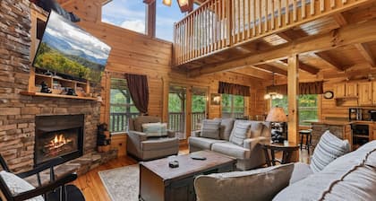 Triple Mountain View Stunning 4 BDR Cabin w/ Private Hot Tub, Game Room