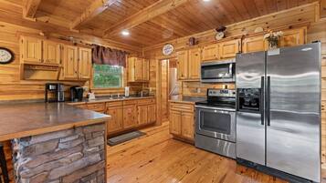 Cabin, Multiple Beds, Hot Tub, Mountain View (Triple Mountain View) | Private kitchen | Fridge, microwave, oven, stovetop