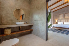 Douche, sèche-cheveux, serviettes fournies, savon