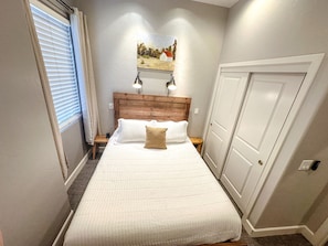 2 quartos, escrivaninha, ferros/tábuas de passar roupa, berço de viagem