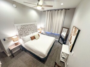 2 室のベッドルーム、デスク、アイロン / アイロン台、旅行用ベビーベッド