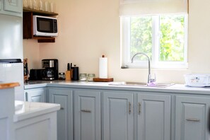 Réfrigérateur, four, plaque de cuisson, cafetière/bouilloire