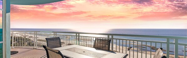 Outdoor dining - Legacy Tower I #903 Overlooks the beautiful Gulf of America (Gulfport)
