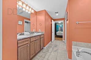 Shower, towels - Legacy Tower I #903 Overlooks the beautiful Gulf of America (Gulfport)