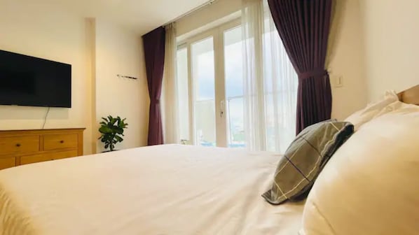 Studio – deluxe, balkong, byutsikt | Skrivebord, skrivebord for bærbar PC og blendingsgardiner