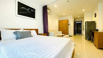 Deluxe-Studio, Balkon, Stadtblick | Schreibtisch, laptopgeeigneter Arbeitsplatz, Verdunkelungsvorhänge