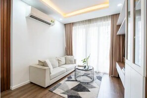 2 bedrooms, desk, laptop workspace, blackout drapes