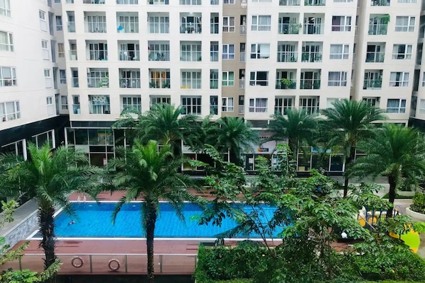 Una piscina al aire libre