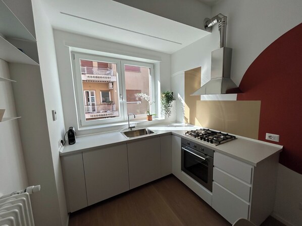 Fridge, oven, stovetop, dishwasher