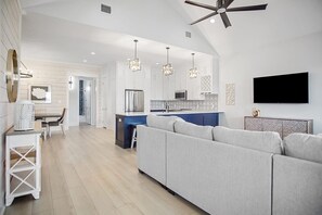 Smart TV - Tigertail Tides: A Modern Beachfront Retreat. Ocean Views & Entertainment Hub (Bolivar Peninsula)