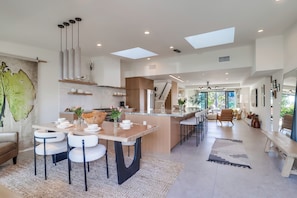 Interior - Partial Ocean Views/Walk to All/Spend The Summer at the Beach (La Jolla)
