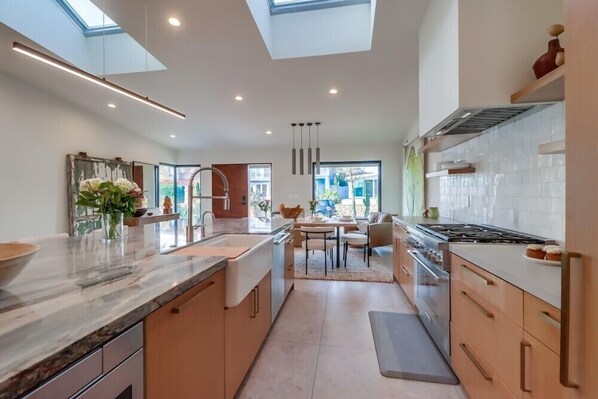 Fridge, microwave, oven, stovetop - Partial Ocean Views/Walk to All/Spend The Summer at the Beach (La Jolla)