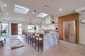 冷蔵庫、電子レンジ、オーブン、コンロ