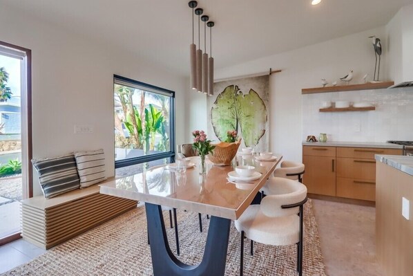 Dining - Partial Ocean Views/Walk to All/Spend The Summer at the Beach (La Jolla)