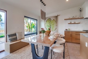 Dining - Partial Ocean Views/Walk to All/Spend The Summer at the Beach (La Jolla)