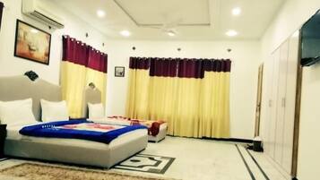 Deluxe Double Room | Soundproofing, iron/ironing board, free WiFi