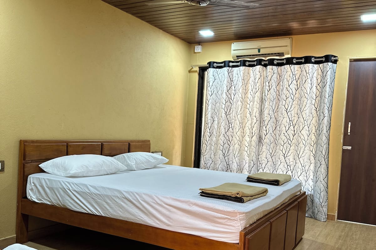 Luxury River View Cottage. | 1 bedroom, Select Comfort beds, free WiFi