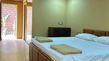 Luxury River View Cottage. | Select Comfort beds, free WiFi
