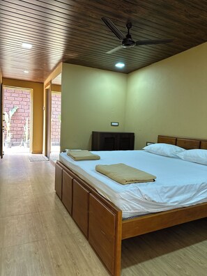 Luxury River View Cottage. | Select Comfort beds, free WiFi