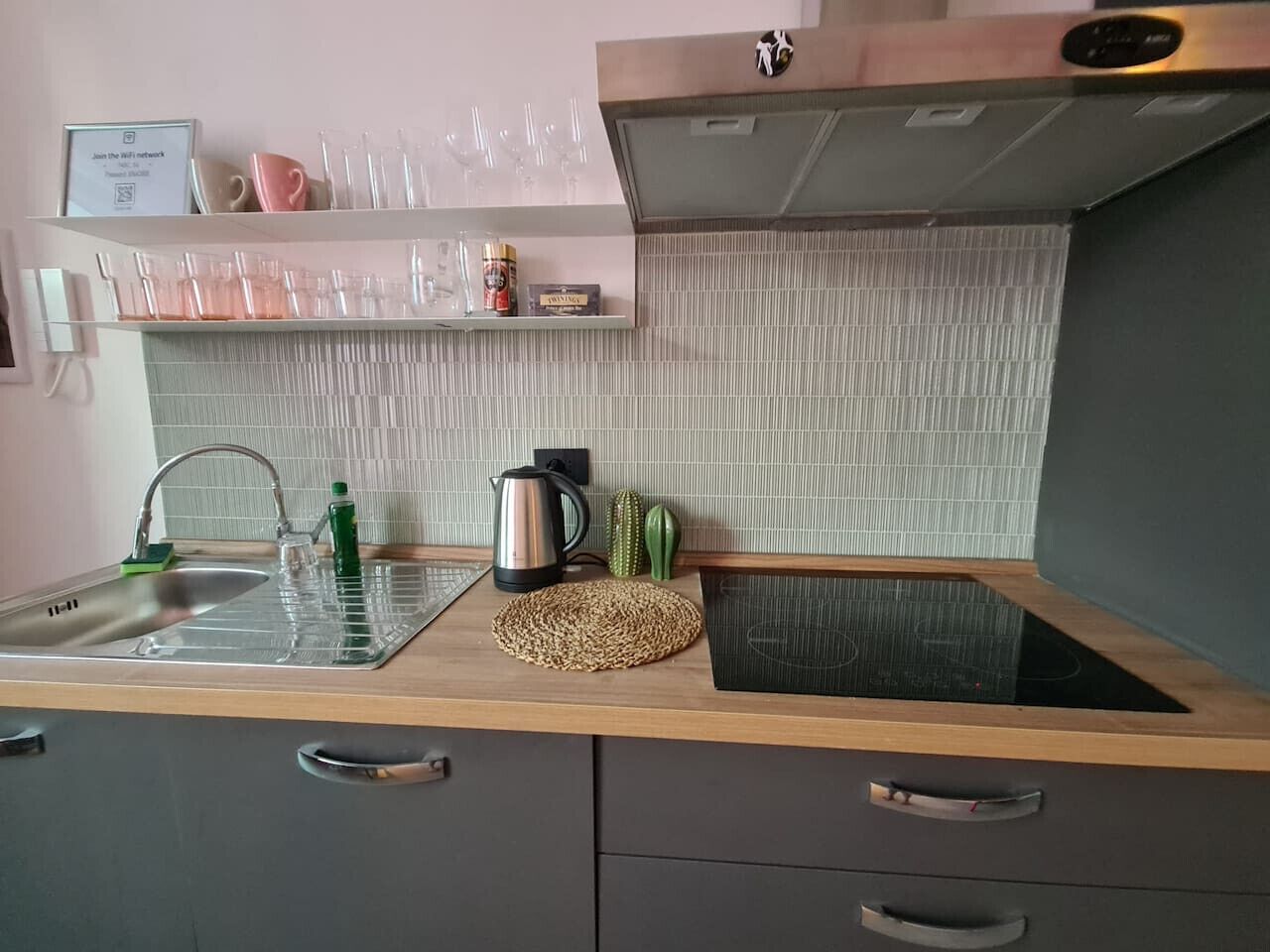 Cafetera y tetera, refrigerador, microondas y horno 