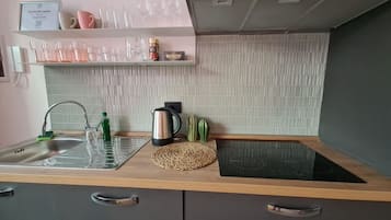Wasserkocher mit Kaffee-/Teezubehör, Kühlschrank, Mikrowelle, Ofen