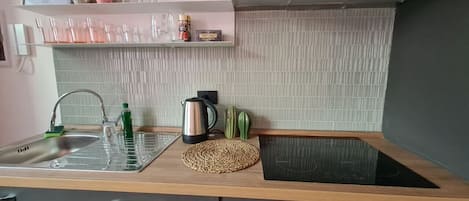 Cafetera y tetera, refrigerador, microondas y horno