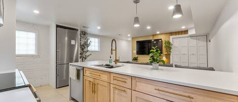 Réfrigérateur, four à micro-ondes, un four, surface de cuisson