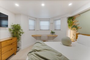 2 chambres, bureau, fer et planche à repasser, lit parapluie
