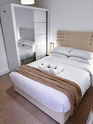 2 bedrooms, iron/ironing board, free WiFi, bed sheets - Luxury 2-Bedroom London Apartment, Near Liverpool Street, Balcony, Free Parking (London)