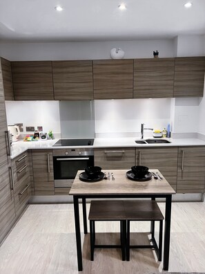 Réfrigérateur, four à micro-ondes, un four, surface de cuisson