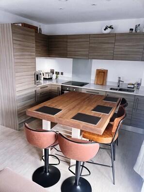 Fridge, microwave, oven, stovetop - Luxury 2-Bedroom London Apartment, Near Liverpool Street, Balcony, Free Parking (London)