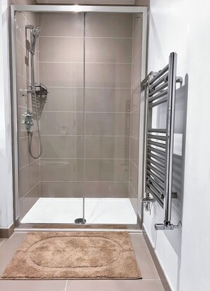 Dusche, Haartrockner, Handtücher, Seife