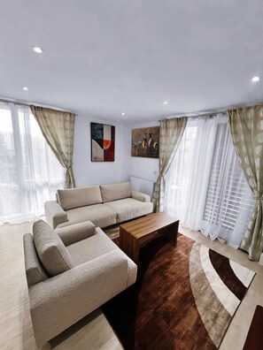 Smart TV, books - Luxury 2-Bedroom London Apartment, Near Liverpool Street, Balcony, Free Parking (London)